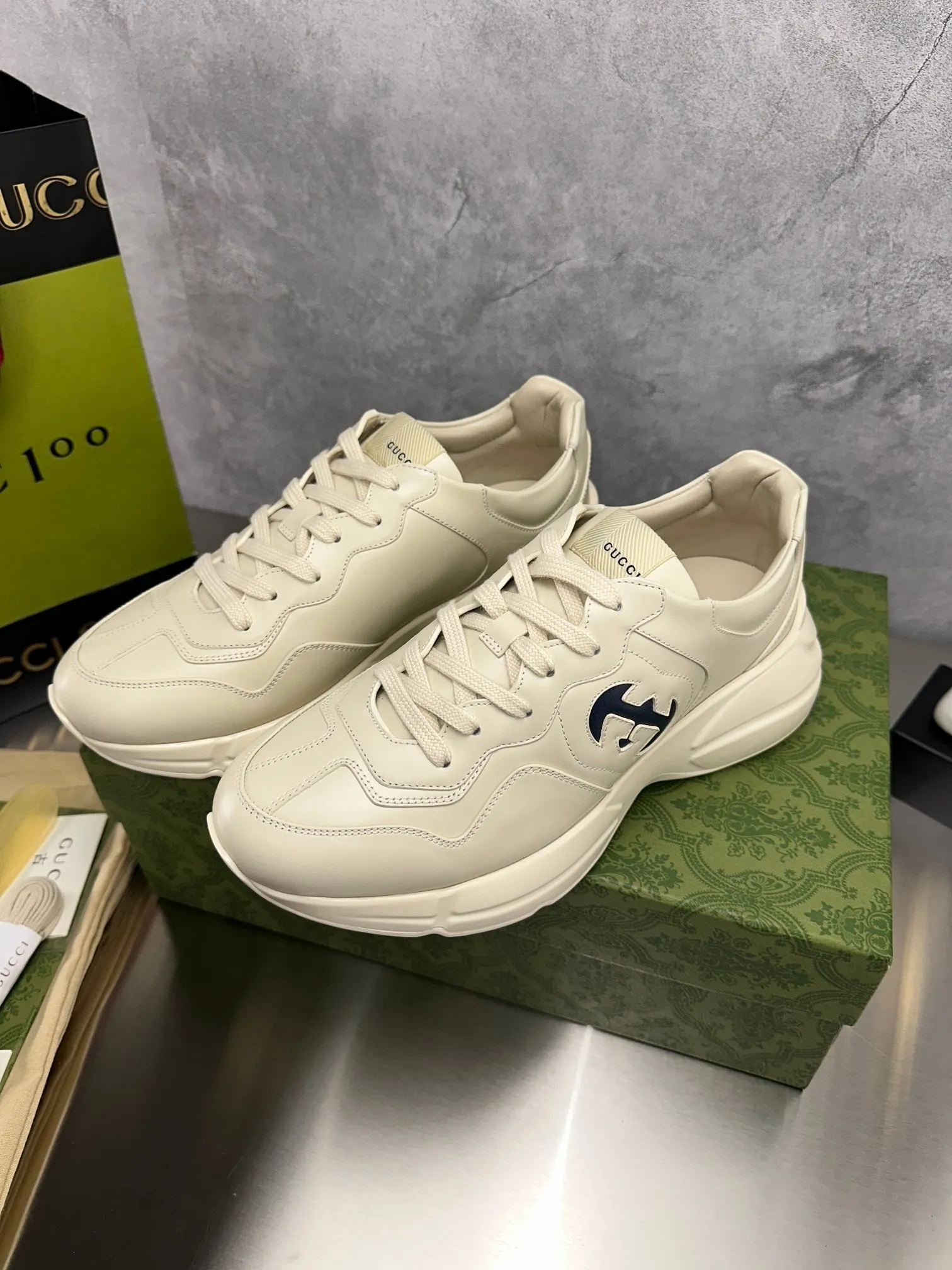 👟👟Ex-factory price👟👟Ex-factory price👟👟Ex-factory price 480👟👟Gucci~ GG couples' dad shoes have been popular in recent years; new colors are constantly updated; celebrities and Internet celebrities Live broadcasts and other events must be planted and called❤, classic fashion style, distressed leather surface, 5D drawing printing; mixed surface splicing colors, etc... Original customization (off-white eco-friendly cowhide, first layer of cowhide inside), original outsole... Shiny colorful drawings embellish the sides of the shoe body, distressed color, package production process‼ ✅ 👟👟 Size: Women’s 35~39/39~44 Men’s (Female 40. Men’s 45. Can be customized)